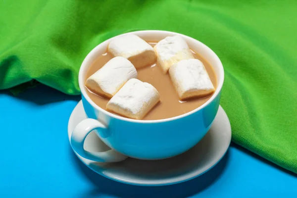 Warme Chocolademelk Met Marshmallow Een Blauwe Achtergrond — Stockfoto