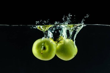 su altında yeşil elma