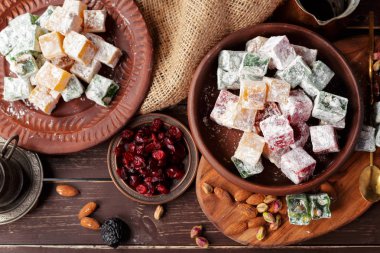Tahta masada Türk lokumu.