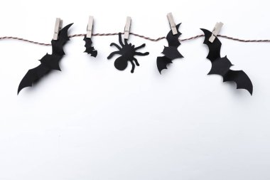 Cadılar Bayramı ve dekorasyon konsepti - kağıt yarasalar uçan