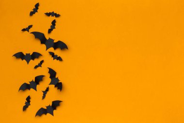 Cadılar Bayramı ve dekorasyon konsepti - kağıt yarasalar uçan