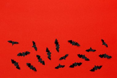 Cadılar Bayramı ve dekorasyon konsepti - kağıt yarasalar uçan