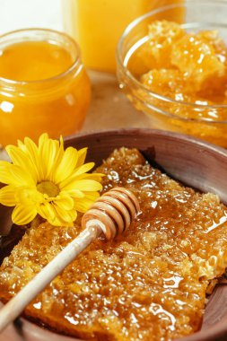 masanın üzerine tatlı bal