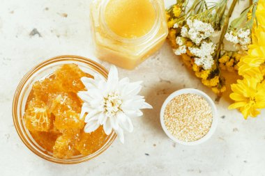 masanın üzerine tatlı bal