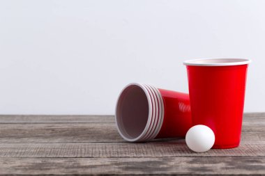 Ahşap masa üzerinde oyun Beer Pong