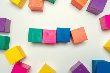 Masada tahta bloklar var.