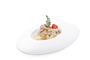 Bir beyaz tabak tabak taze ev yapımı makarna yakın çekim