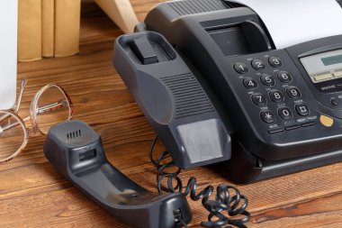 masanın üzerinde eski Faks makinesi