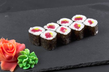 Japon restoranı, suşi rulo siyah arduvaz plaka üzerinde.