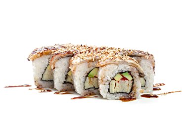 Suşi rulosu beyaz arkaplanda izole edildi.