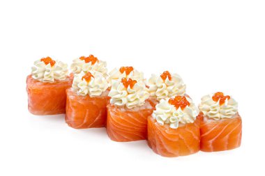 Suşi rulosu beyaz arkaplanda izole edildi.