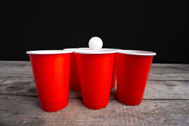 Ahşap masa üzerinde oyun Beer Pong