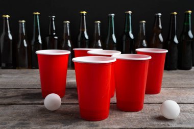 Ahşap masa üzerinde oyun Beer Pong