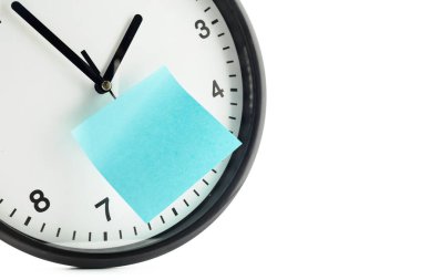 Kağıt beyaz arka plan ile bir şey saati uyarısı için sopa