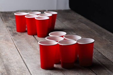 Ahşap masa üzerinde oyun Beer Pong
