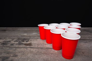 Ahşap masa üzerinde oyun Beer Pong