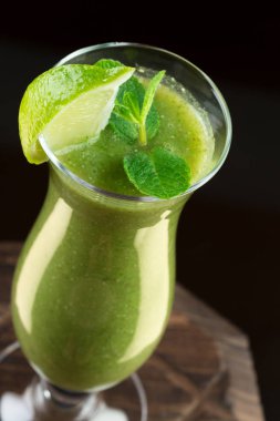 Taze sağlıklı yeşil Smoothie yaptı