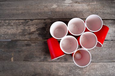 Ahşap masa üzerinde oyun Beer Pong