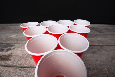 Ahşap masa üzerinde oyun Beer Pong