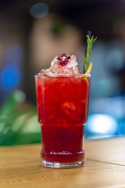 Kokteyl masanın üzerinde. Bar, Restoran