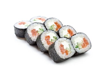 Suşi rulosu beyaz arkaplanda izole edildi.