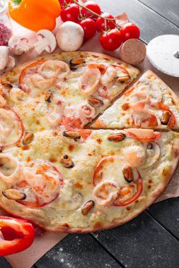 taze pişmiş pizza Üstten Görünüm