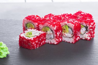 Japon restoranı, suşi rulo siyah arduvaz plaka üzerinde.