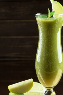 Taze sağlıklı yeşil Smoothie yaptı