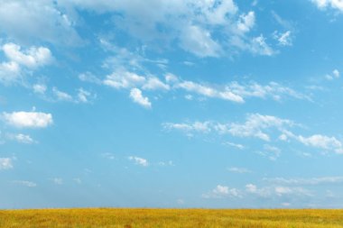 Mavi gökyüzü ve güzel bulut. Düz manzara arka plan