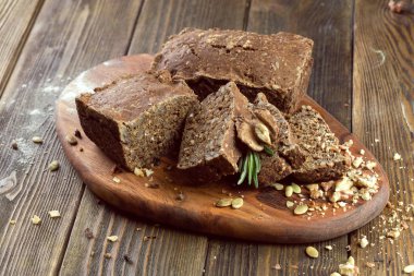 ahşap masa arka plan üzerinde pişmiş ekmek