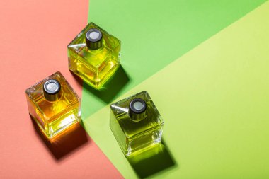 güzel arka plan, parfüm şişe yakın çekim