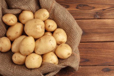 Ahşap kurullarında yalan patates yığını