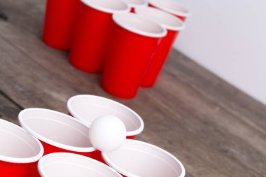 Ahşap masa üzerinde oyun Beer Pong