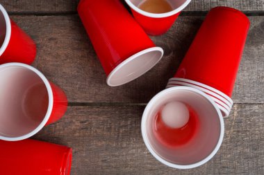 Ahşap masa üzerinde oyun Beer Pong