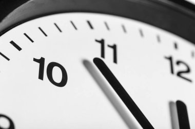 Basit klasik siyah ve beyaz yuvarlak duvar saati