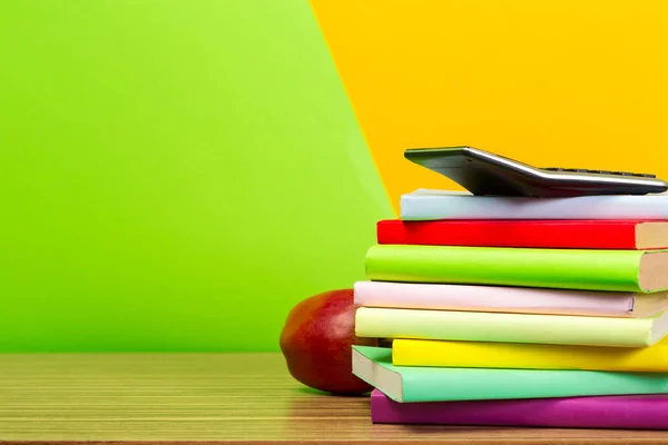 Manzana Roja Libros Antiguos Sobre Mesa Madera — Foto de Stock