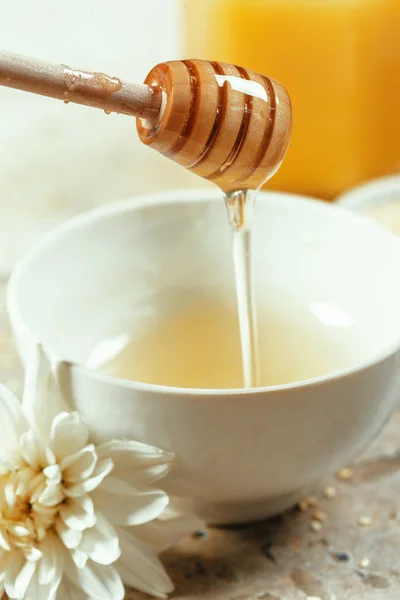 Γλυκό Μέλι Στο Τραπέζι — Φωτογραφία Αρχείου