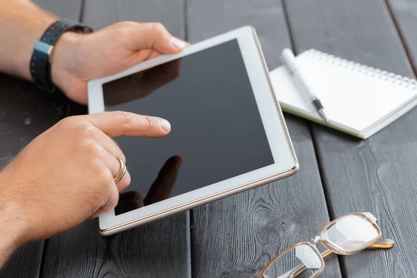 Manos Hombre Sosteniendo Dispositivo Tableta Sobre Una Mesa Madera — Foto de Stock