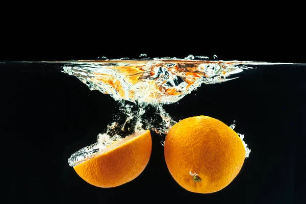 Laranja Cai Água Fazendo Salpicos — Fotografia de Stock