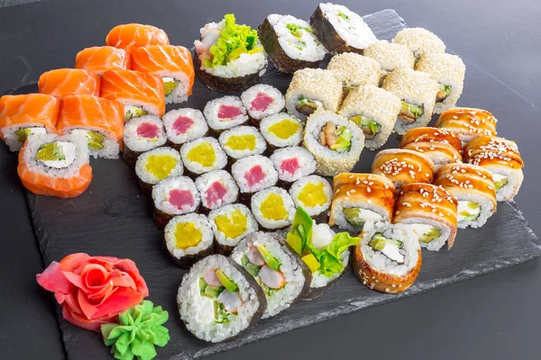 Japansk Restaurang Sushi Rulle Svart Skiffer Plåt — Stockfoto