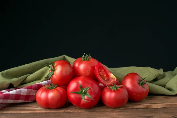 Pomidory Drewnianym Tle — Zdjęcie stockowe