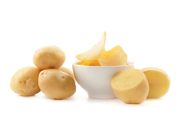 Knapperige Chips Rauwe Aardappel Witte Achtergrond — Stockfoto