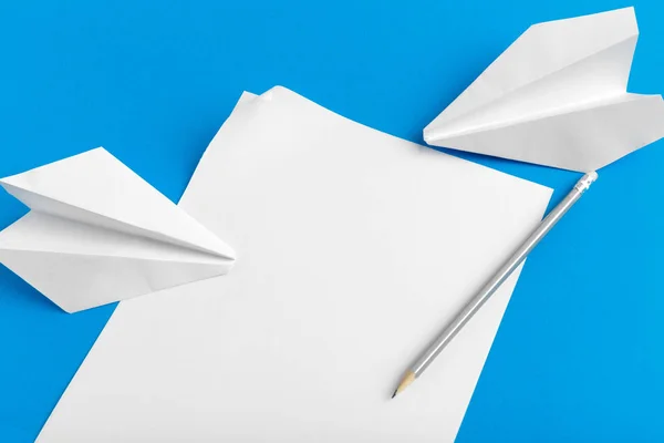 Flache Lage Eines Papierfliegers Auf Pastellblauem Hintergrund — Stockfoto