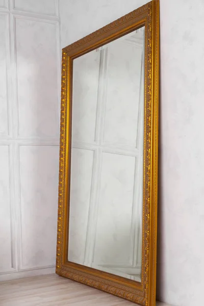Большое Классическое Зеркало Золотым Деревянным Обрамлением Сбоку Домашний Декор — стоковое фото