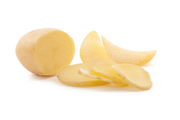 Knusprige Chips Und Rohe Kartoffeln Auf Weißem Hintergrund — Stockfoto