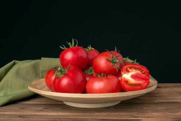Tomaatit Puupohjalla Taustalla Lähikuva — kuvapankkivalokuva