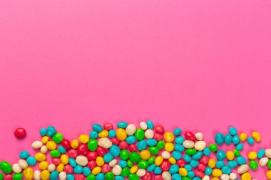 Pembe bir arka plan üzerinde renkli lolipop