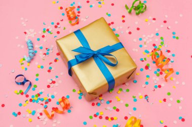 hediye kutusu çeşitli parti konfeti, flamalar ve dekorasyon