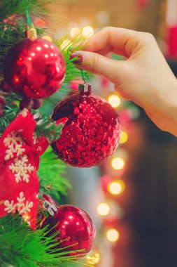 kişi süslenmiş Noel ağacı closeup kadar Cloe.