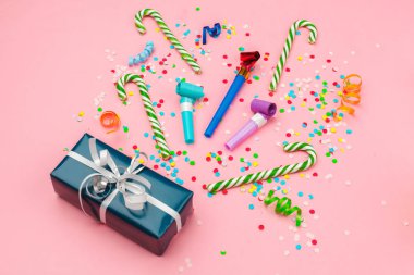 hediye kutusu çeşitli parti konfeti, flamalar ve dekorasyon